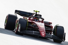 C. Sainzas pripažįsta turintis problemų su „Ferrari“ automobiliu