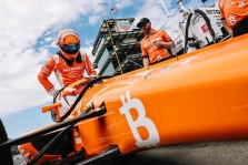 <span style="background:#3f3f3f; color:white; padding: 0 2px">IndyCar</span> Pirmoje „Indy 500“ kvalifikacijoje greičiausias R. VeeKay