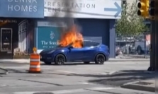 Važiuodamas užsidegė „Tesla Model Y“: vairuotojas išsigelbėjo išdaužęs langą