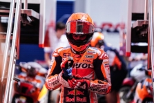 <span style="background:#d5002c; color:white; padding: 0 2px">MotoGP</span> M. Marquezui bus atlikta rankos operacija