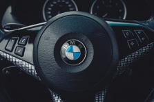 BMW pirkimas baigėsi skaudžiai: sutartyje – svetimo žmogaus pavardė, automobilis perparduotas