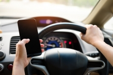 Per savaitę daugiau nei šimtas vairuotojų naudojosi telefonu vairuodami