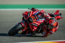 <span style="background:#d5002c; color:white; padding: 0 2px">MotoGP</span> Pagerinęs trasos rekordą, „pole“ Aragone iškovojo F. Bagnaia