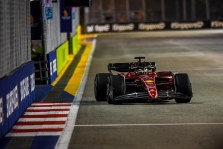 Singapūre „pole“ iškovojo C. Leclercas, M. Verstappenas liko aštuntas