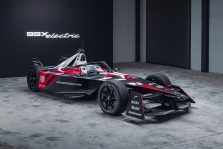 <span style="background:#009696; color:white; padding: 0 2px">FE</span> „Porsche“ pirmoji pristatė „Gen3“ bolidą