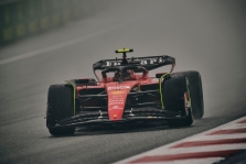 C. Sainzas gavo įspėjimą, o „Ferrari“ - baudą