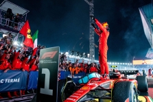 Singapūro GP lenktynėse sunkią pergalę iškovojo C. Sainzas