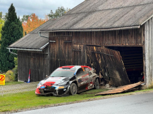<span style="background:#000000; color:white; padding: 0 2px">WRC</span> Vištidėje prisiparkavęs E. Evansas praranda šansus kovoti dėl titulo