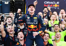 Verstappenas po pergalės juokavo: žiūrėdamas Alonso ir Perezo dvikovą vos neišlėkiau iš trasos