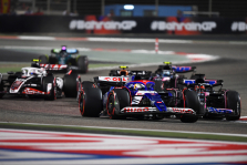 Po lenktynių Bahreine – keisti Y. Tsunodos veiksmai prieš D. Ricciardo