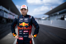 Japonijoje „Racing Bulls“ išbandys jauną vietinį lenktynininką