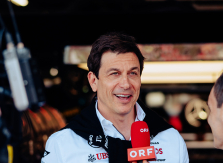 T. Wolffas apie A. Newey: šiuo metu mesijo neieškome