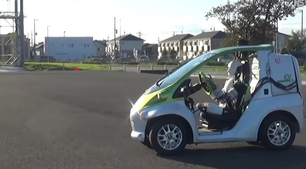 Pamatykite: Japonijoje sukurtas robotas pats vairuoja automobilį