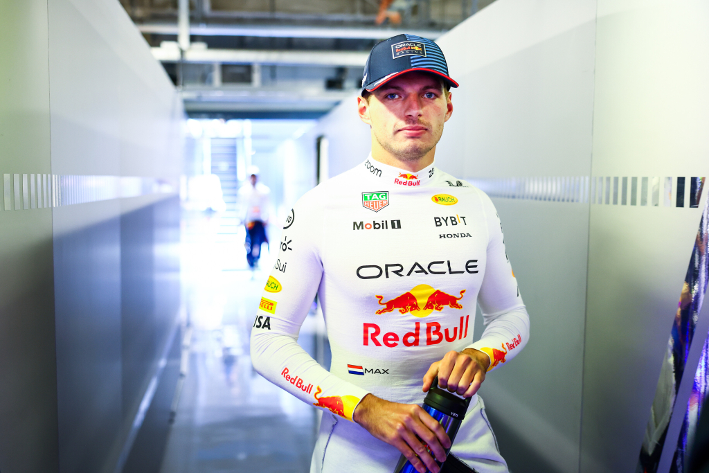 M. Brundle'as: Maxas be reikalo eikvoja energiją su FIA