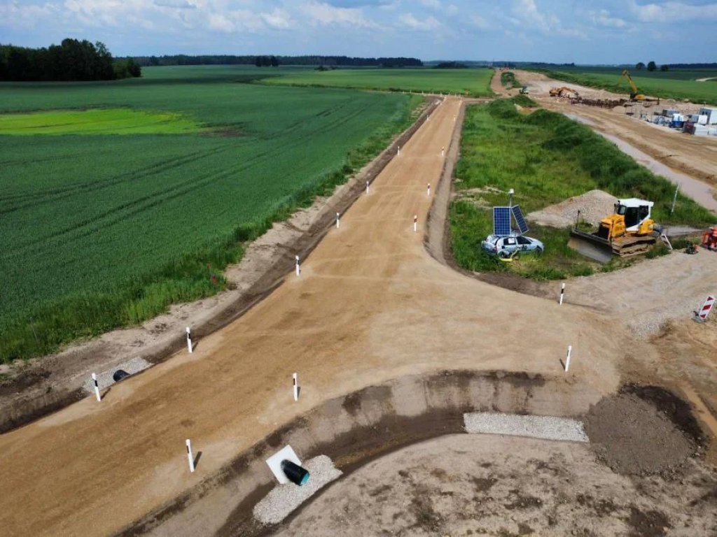 Aktyviuose „Rail Baltica“ ruožuose užbaigti tiesti jungiamieji keliai ir drenažo sistema