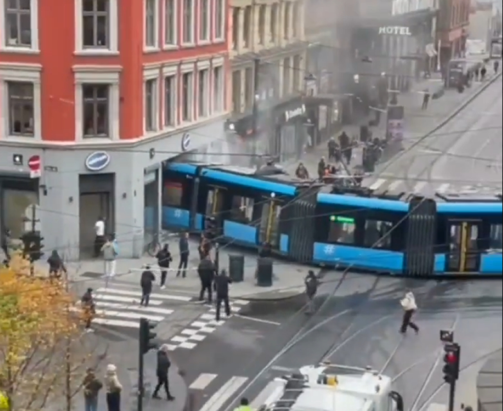 Tramvajus rėžėsi į „Apple“ parduotuvę, keturi žmonės sužeisti