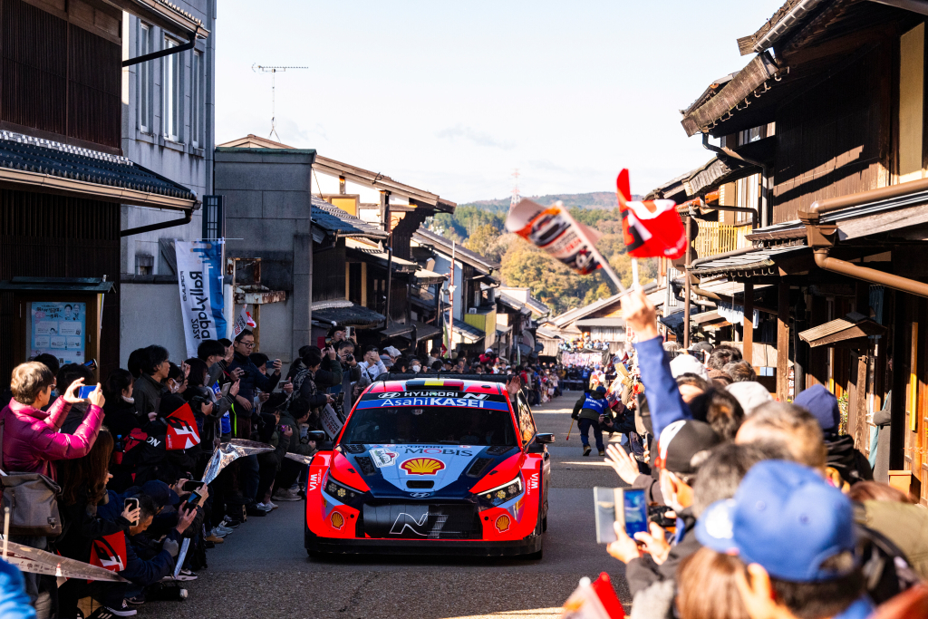 <span style="background:#000000; color:white; padding: 0 2px">WRC</span> Po nesėkmingo penktadienio atsitiesęs T. Neuville – per plauką nuo čempiono titulo