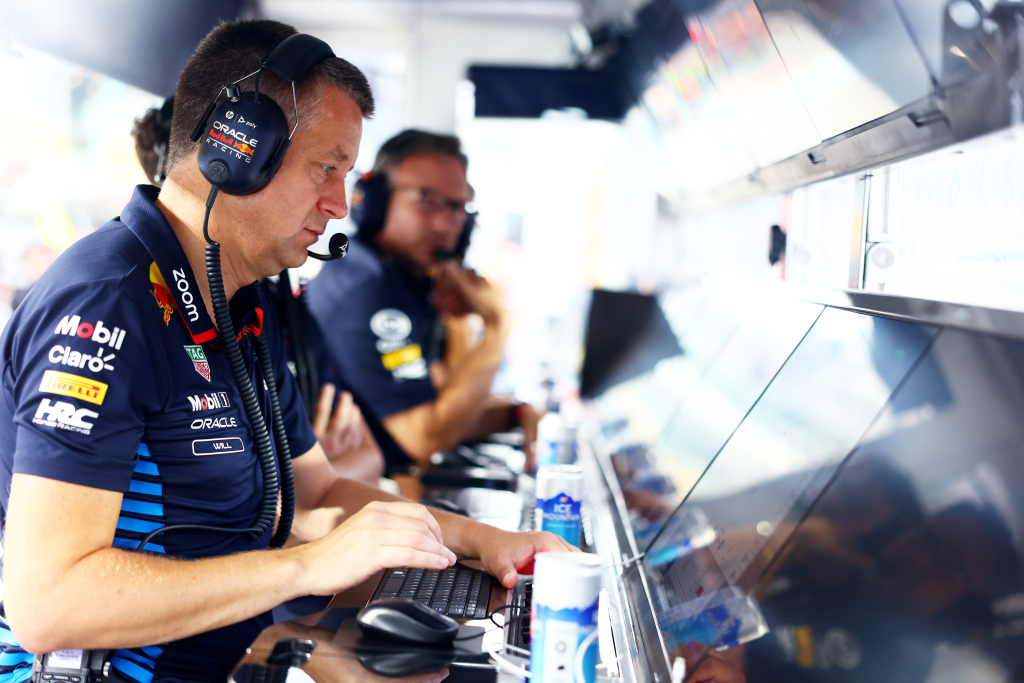 „Red Bull“ nelenda į kalbas su „McLaren“ dėl ankstyvo strategijos vadovo išėjimo