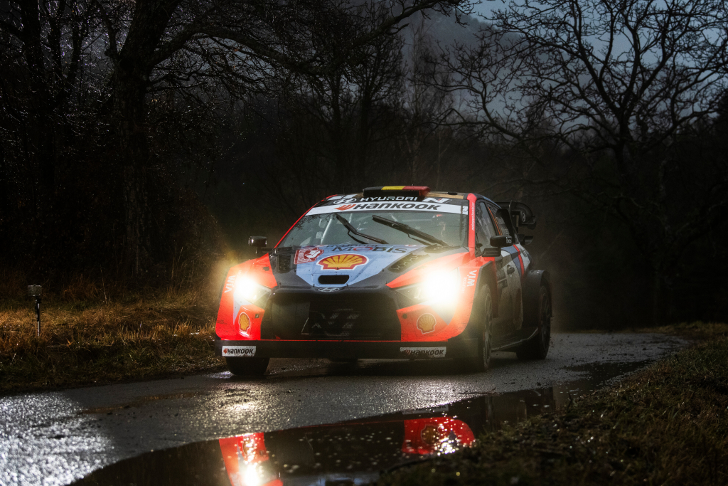 <span style="background:#000000; color:white; padding: 0 2px">WRC</span> Sezono pradžia – T. Neuville pirmauja Monte Karle po pirmos dienos