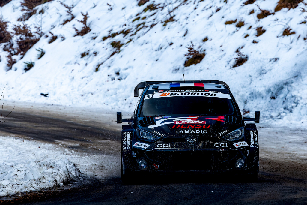 <span style="background:#000000; color:white; padding: 0 2px">WRC</span> Monte Karle tradiciškai pirmauja S. Ogier, T. Neuville persekioja nelaimės