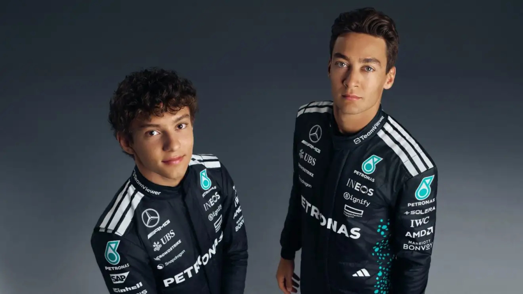 „Mercedes“ pristatė naujas, „Adidas“ kurtas aprangas