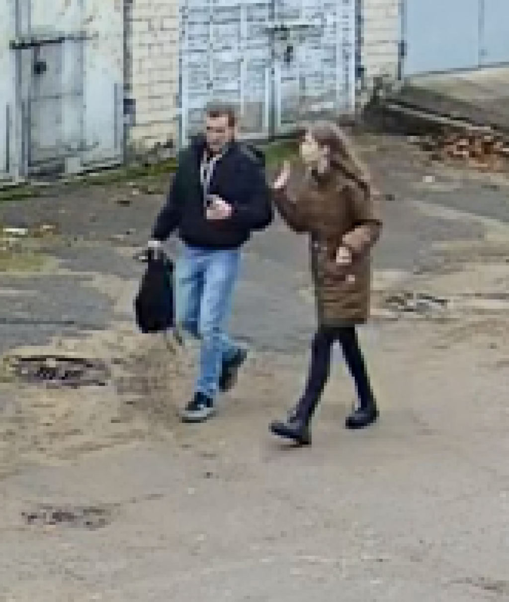Policijos pareigūnai tiria, kas neteisėtai perleido kitam asmeniui priklausantį automobilį.