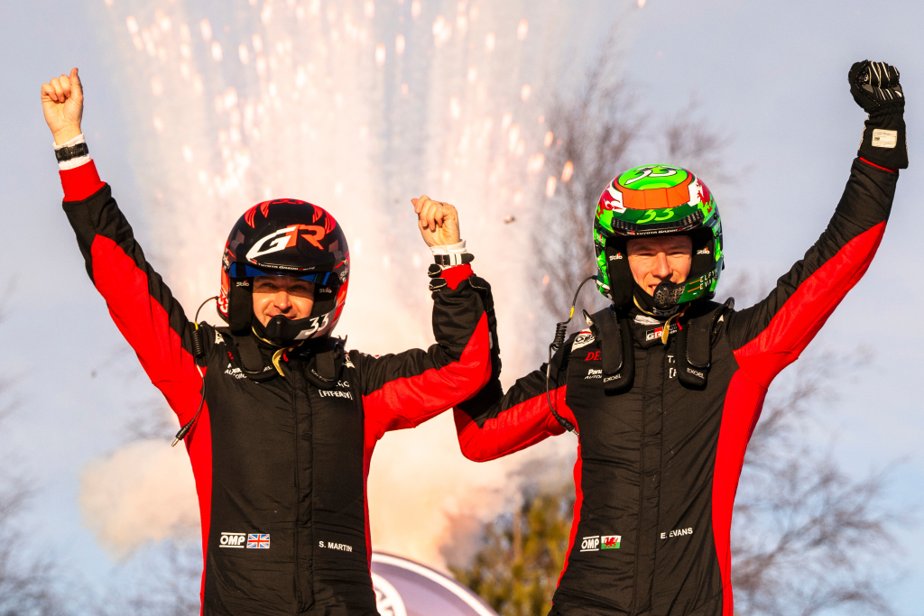 <span style="background:#000000; color:white; padding: 0 2px">WRC</span> Su legendiniu R. Burnsu susilyginęs E. Evansas po pirmųjų dviejų etapų pirmauja
