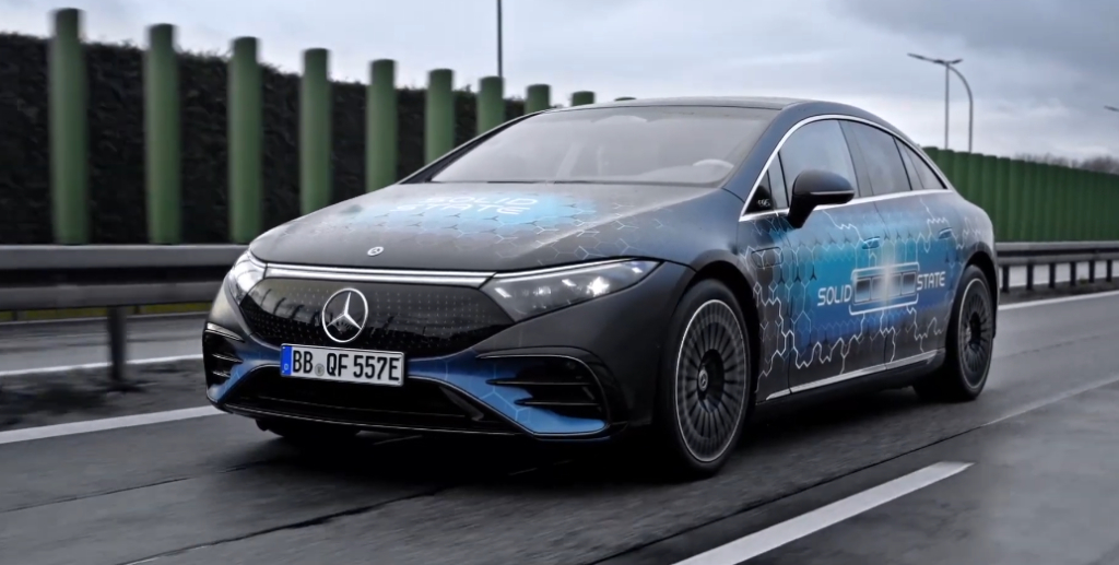 „Mercedes-Benz“ pradėjo kietųjų būvio baterijų testavimus: vienu įkrovimu pavyks įveikti daugiau nei 1000 km.