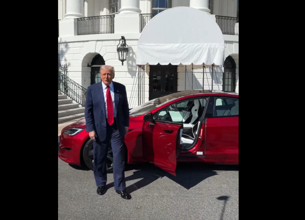 D. Trumpas įsigijo „Tesla“ automobilį ir taip parems E. Muską.