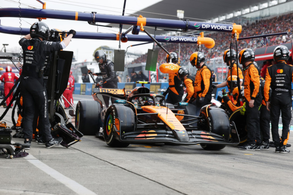 „McLaren“ pasirašė sutartį su nauju aprangos gamintoju