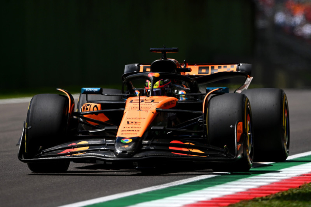 Silpnąja „McLaren“ pusę išskyręs J. Villeneuve'as: Piastri pirmame rate susimovė