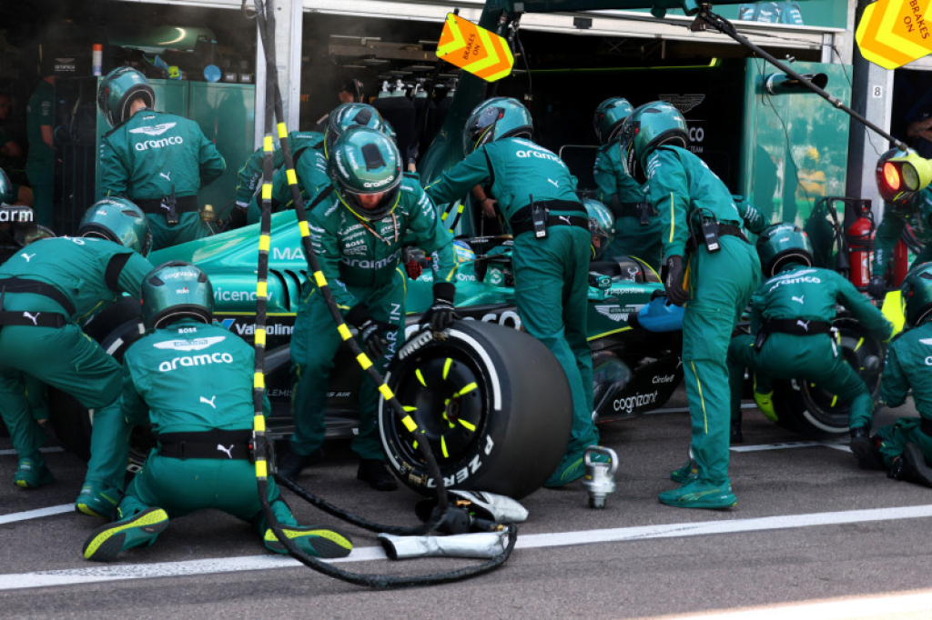 Singapūro lenktynių metu – F. Alonso grasinimas „Aston Martin“ komandai