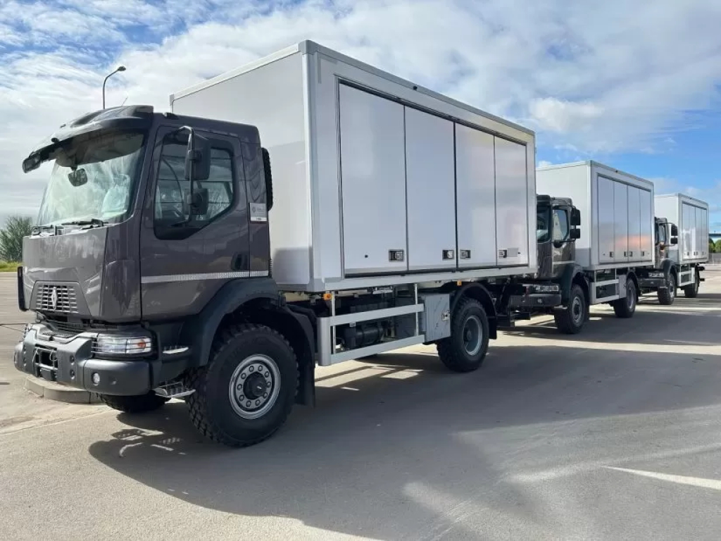 Lietuvos kariuomenės transporto priemonių parką papildė „Renault“ sunkvežimiai