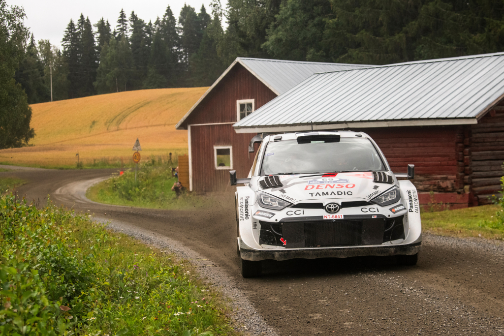 <span style="background:#000000; color:white; padding: 0 2px">WRC</span> Suomijos ralyje K. Rovanpera iškovojo maksimalų taškų kraitį, „Hyundai“ patyrė nesėkmę