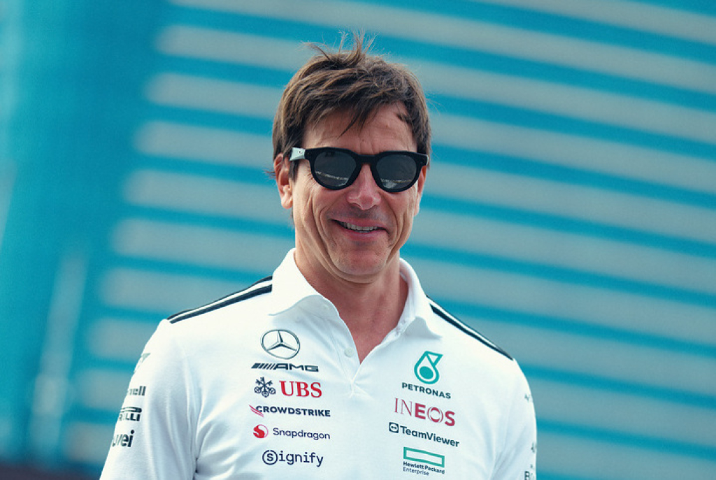 T. Wolffas ketina parduoti  dalį „Mercedes“ F-1 komandos akcijų