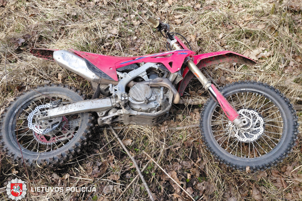 Akmenėje sustabdytas be teisių motociklininkas: šiurkštūs pažeidimai (VIDEO)