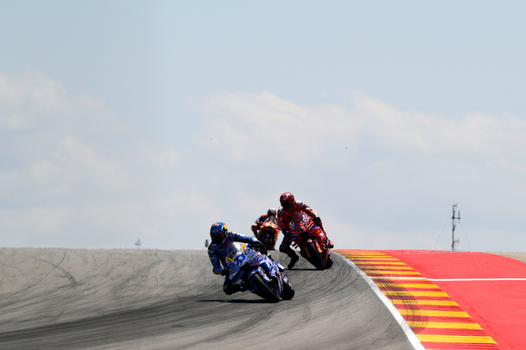 <span style="background:#d5002c; color:white; padding: 0 2px">MotoGP</span> Ispanijos GP lenktynėse vienas brolis Marquezas patyrė avariją, kitas – triumfavo