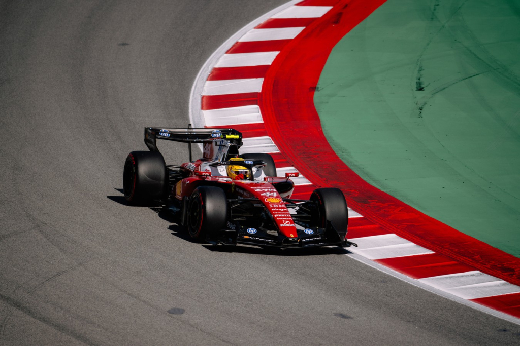 Pirma pergalė su „Ferrari“: L. Hamiltonas triumfavo Barselonos GP